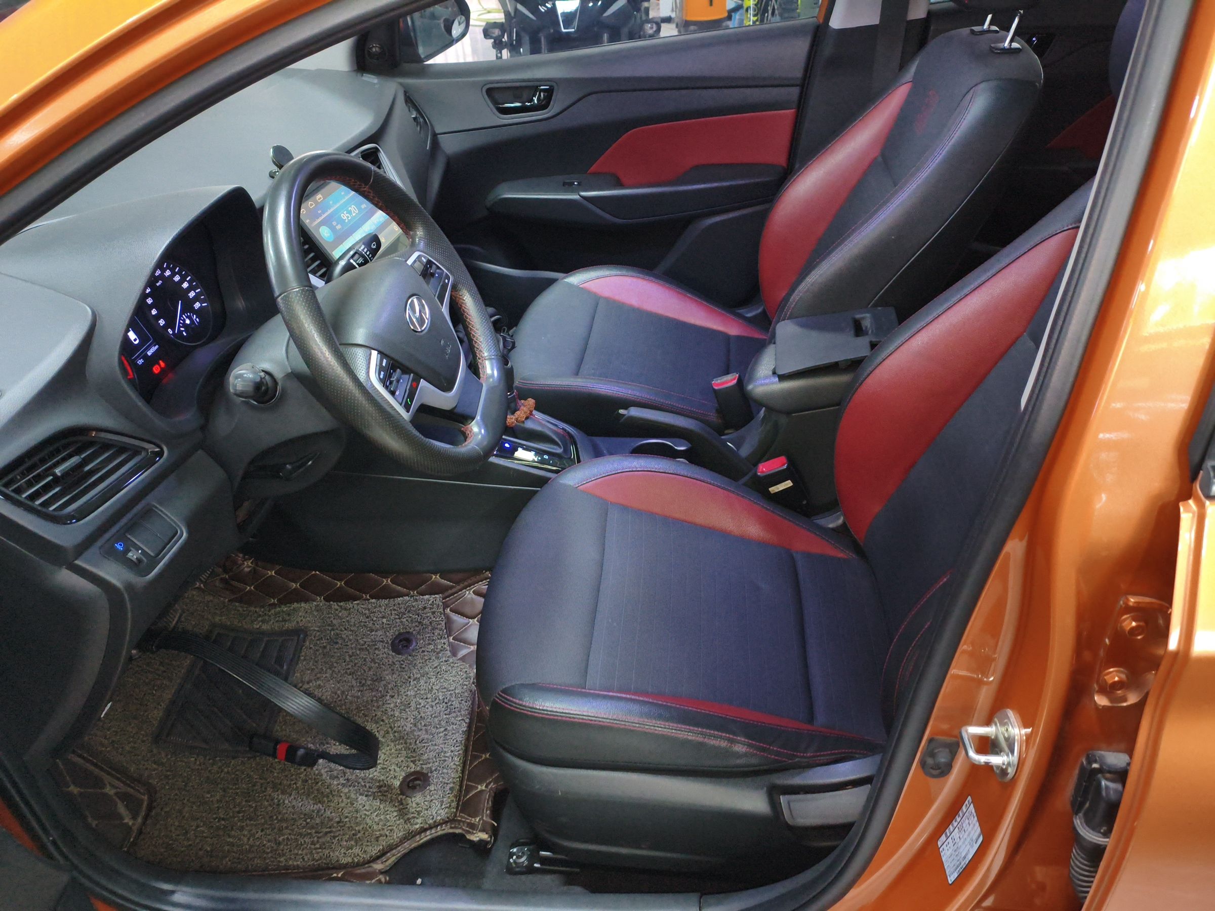 Переднее сиденье в автомобиле