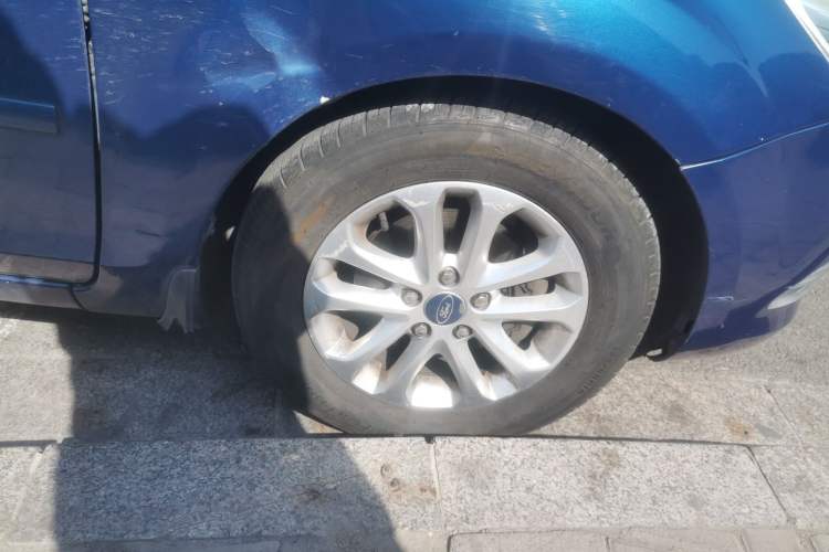 Used Ford Focus 2011 Sedan 1.8L Automatic Fashion Edition Right Front Wheel Hub