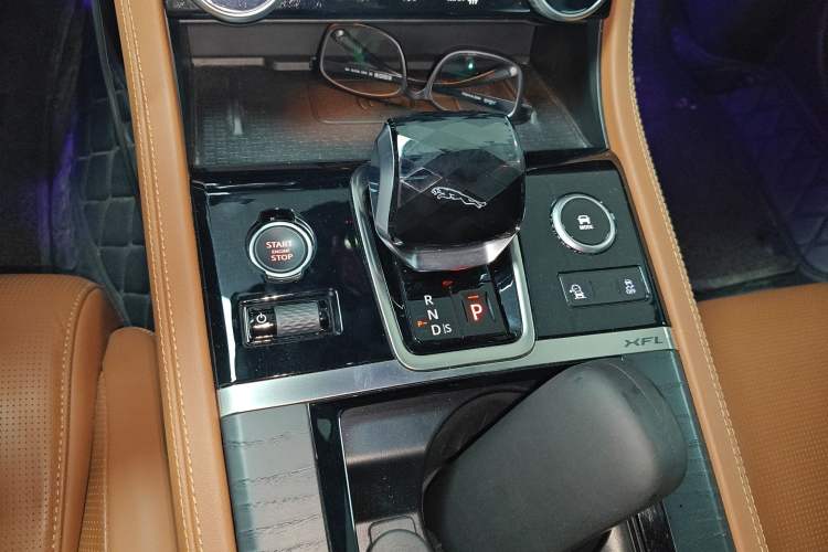 Used Jaguar XFL 2023 XFL 2.0T P250 Two-Wheel-Drive Prestige Luxury Gold Edition Gear Lever