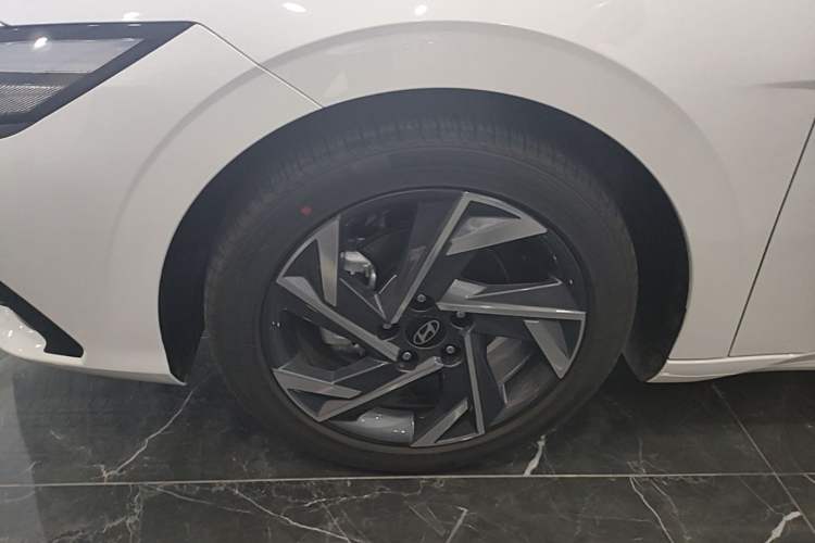 Used Hyundai Elantra 2023 1.5L CVT LUX Prestige Edition
