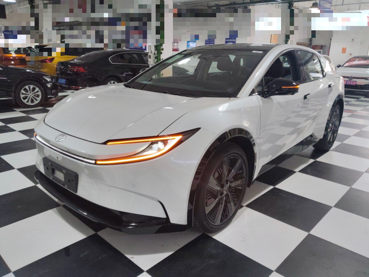 تحت مقدمة السيارة