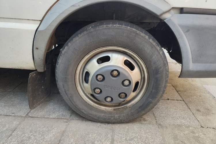 Used Iveco Daily 2017 2.5T A35 Passenger Van 5-7 Seats Model 47Z5 Right Front Wheel Hub