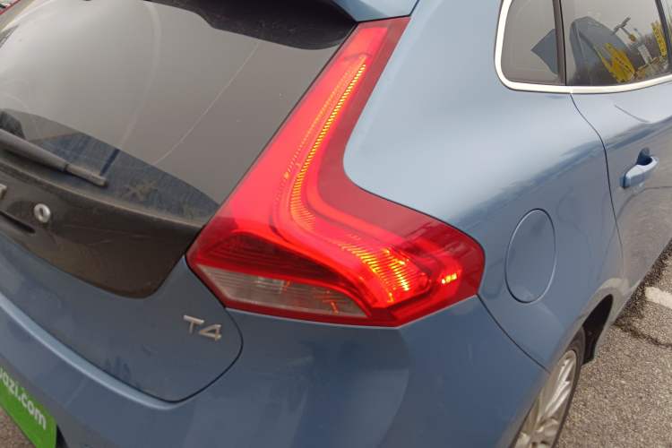 Used Volvo V40 2016 T4 Smart Luxury Edition