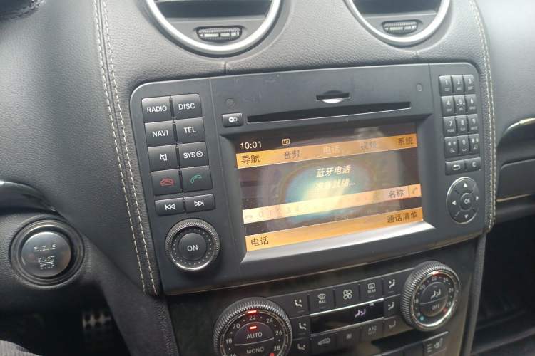 Used Mercedes-Benz M-Class 2010 ML 500 4MATIC Audio And AC Panel