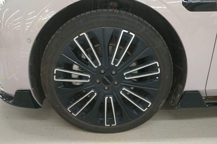 Used Lynk & Co 10 EM-P 2025 Model 240 Four-Wheel Drive Ultra Left Front Wheel Hub