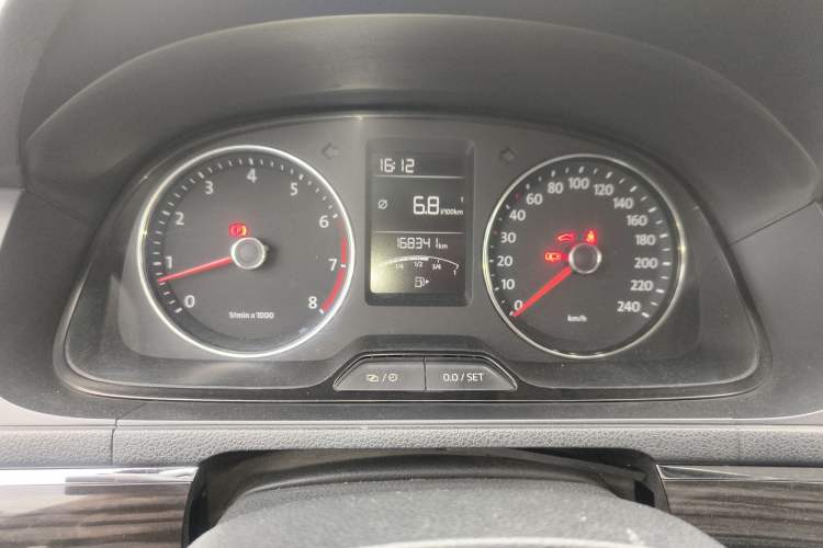 Used Volkswagen Gran Lavida 2013 1.4 TSI Manual Comfort Model Odometer Close Up