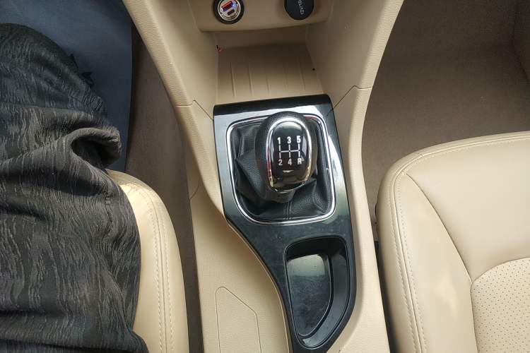 Used Baojun 730 2016 1.5L Manual Comfort Version 7 Seats China V Emission Standard Gear Lever