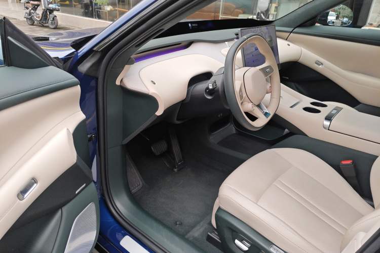 Used Xiaomi Auto YU7 2025 Ultra-Long Range High-Performance All-Wheel-Drive Max Edition Driver Seat