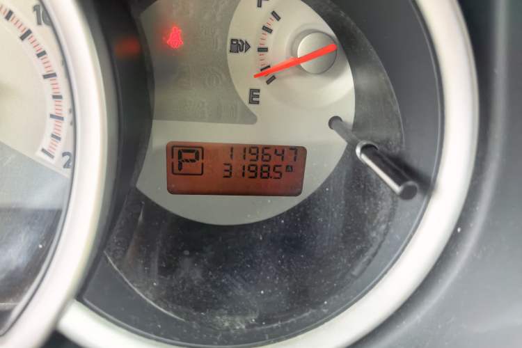 Used Nissan Tiida Sedan 2009 1.6L Automatic Tech Edition Odometer Close Up