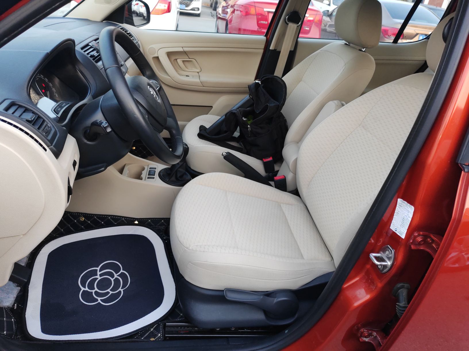 المقاعد الأمامية داخل السيارة