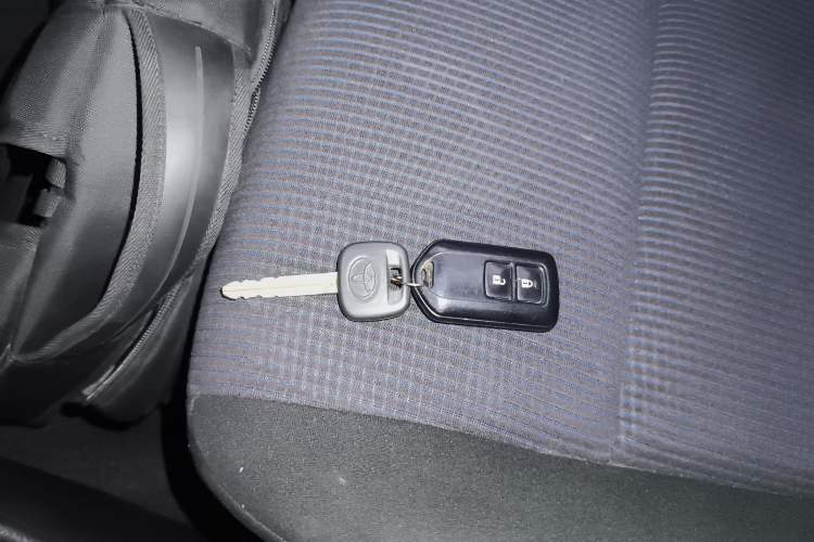 Used Toyota YARiS L Zhi Xuan 2015 1.5E Automatic Charm Edition Vehicle Key