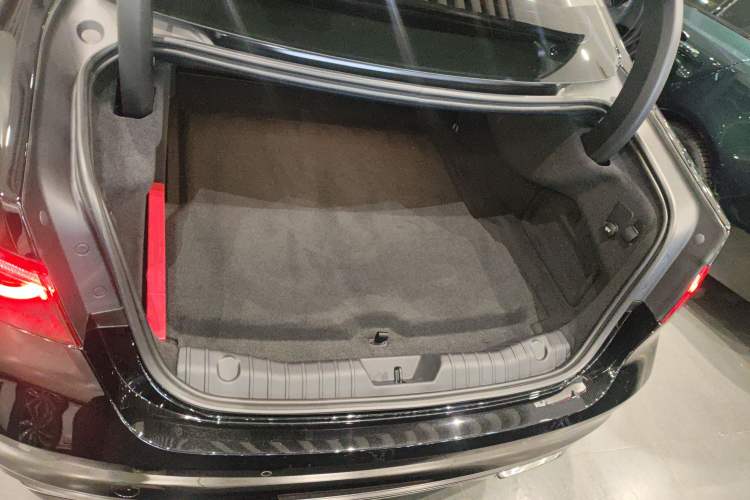 Used Jaguar XFL 2025 Model—2.0T P300, Four-Wheel Drive, 90th Anniversary Collector’s Edition Trunk