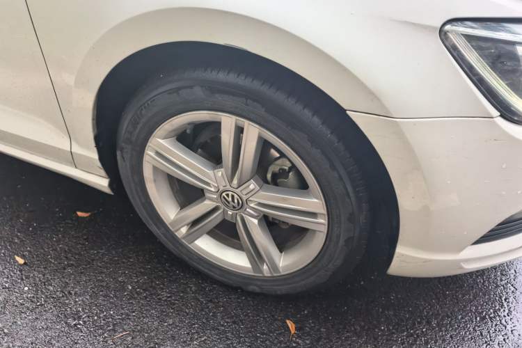 Used Volkswagen Lamando 2015 280TSI DSG Comfort Edition Right Front Wheel Hub