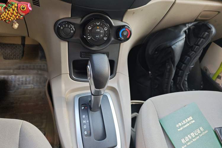 Used Ford Fiesta 2013 Sedan 1.5L Automatic Fashion Edition Gear Lever