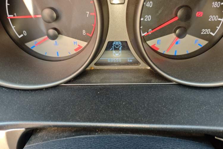 Used Geely Auto GX7 2015 Classic Edition 1.8L Manual Elite Model China V Standard Odometer Close Up