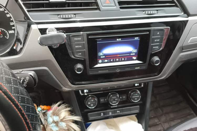 Used Volkswagen Touran 2016 Volkswagen Touran L 280TSI DSG Comfort Edition Audio And AC Panel