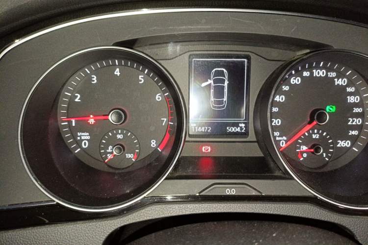 Used Volkswagen Magotan 2017 330TSI DSG Luxury Model Odometer Close Up