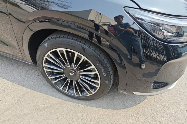 Used Hima AITO M7 2024 1.5T Intelligent Drive Rear-Drive Ultra Version 5 Seats Right Front Wheel Hub