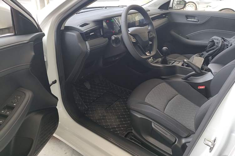 Used Roewe i5 2023 1.5L Manual Comfort Edition
