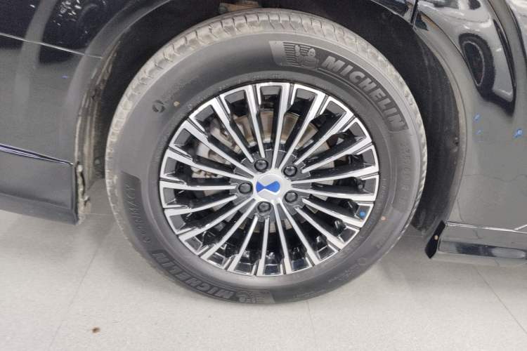 Used Denza D9 2024 DM-i 980 Four-Wheel Drive Prestige Model Right Rear Wheel Hub