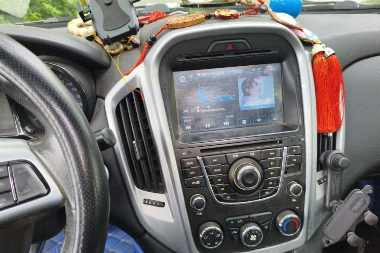 Used JMC Yusheng S350 2014 2.4T Automatic 2WD Diesel Luxury Version with Sunroof 5 Seats Audio And AC Panel