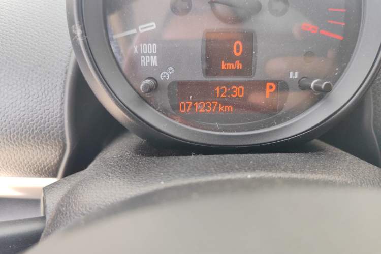 Used MINI Countryman 2014 1.6L COOPER Fun Odometer Close Up