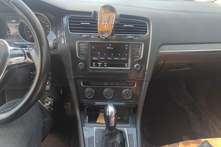 Used Volkswagen Golf 2017 230TSI Automatic Comfort Edition – Celebrating Milestone of One Million Units Audio And AC Panel