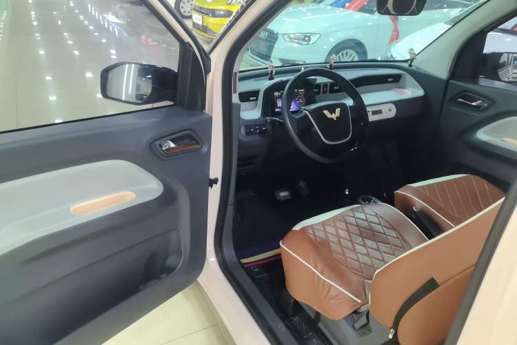 Used Wuling Hongguang MINIEV 2022 Macaron Premium Model – Lithium Iron Phosphate Driver Seat