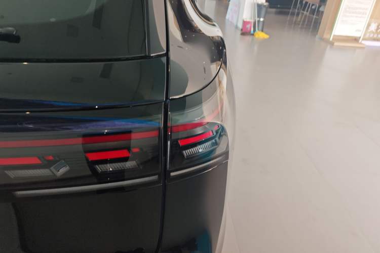 Used Volkswagen Tiguan L 2024 PRO 380TSI Four-Wheel Drive R-Line Prestige Edition Right Rear Taillight