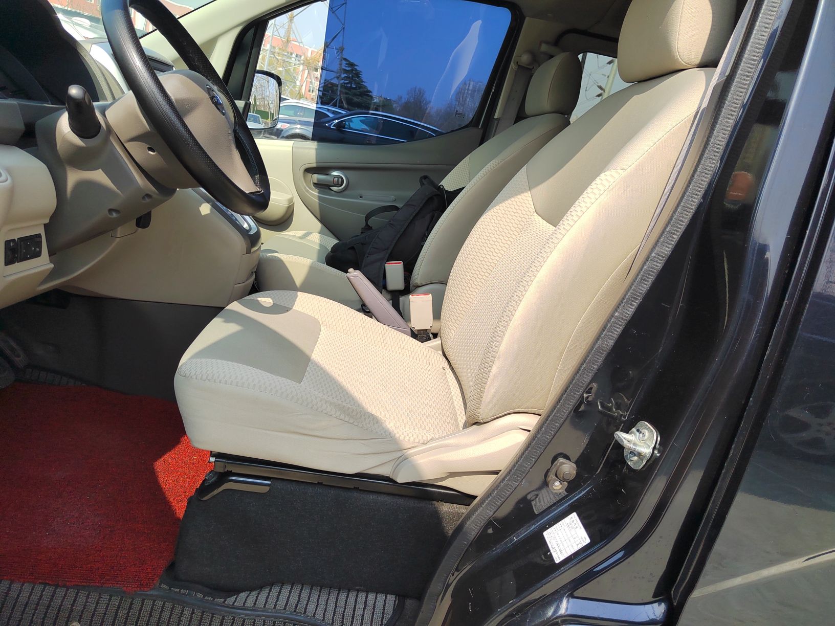 المقاعد الأمامية داخل السيارة