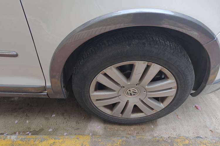 Used Volkswagen Golf 2011 1.4TSI Cross Golf Right Front Wheel Hub