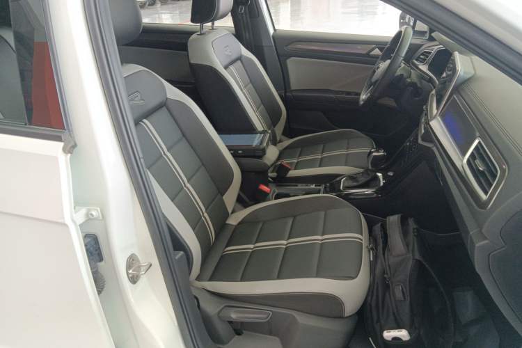 Used Volkswagen T-ROC 2023 300TSI DSG Two-Wheel-Drive Chen Guang Edition
