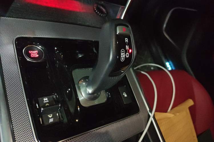 Used Jaguar XEL 2020 2.0T 200 PS R-DYNAMIC S Advanced Sport Edition Gear Lever