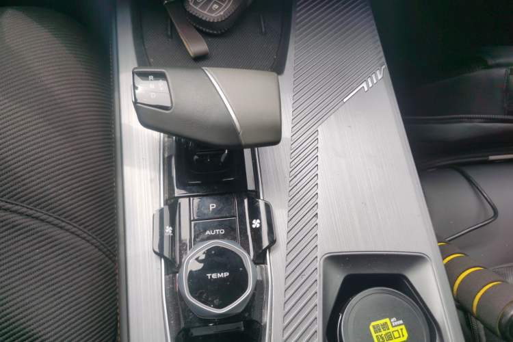 Used CHANGAN OSHAN Z6 2023 Blue Whale 1.5T DCT Smart-Led City Edition Gear Lever