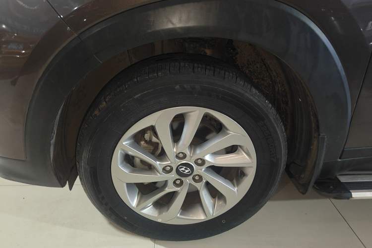 Used Hyundai Tucson 2018 1.6T Dual-Clutch Two-Wheel Drive 15th Anniversary Special Edition Left Front Wheel Hub
