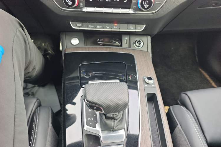 Used Audi Q5L 2025 45 TFSI Prestige Dynamic Edition Gear Lever