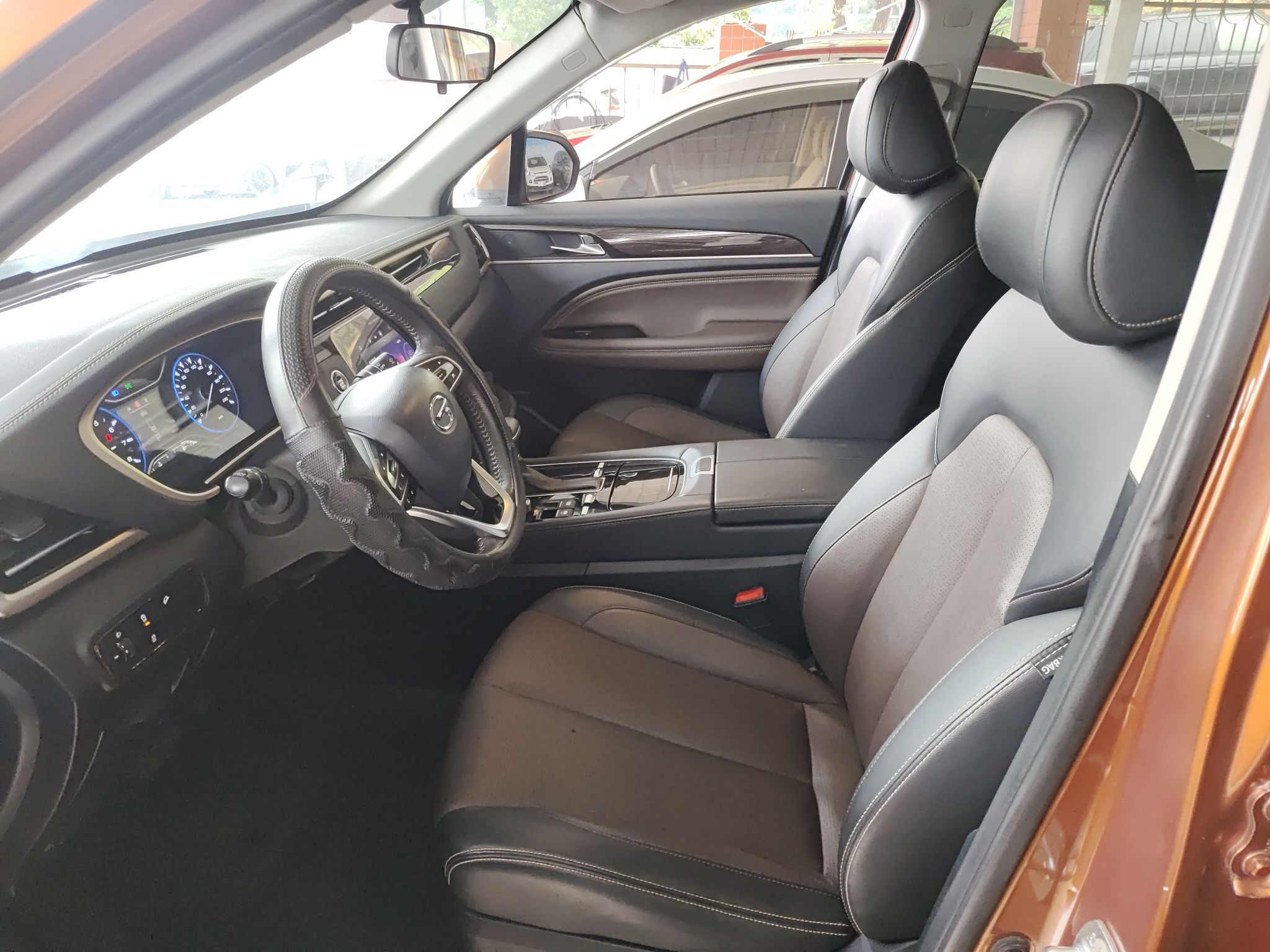 Переднее сиденье в автомобиле