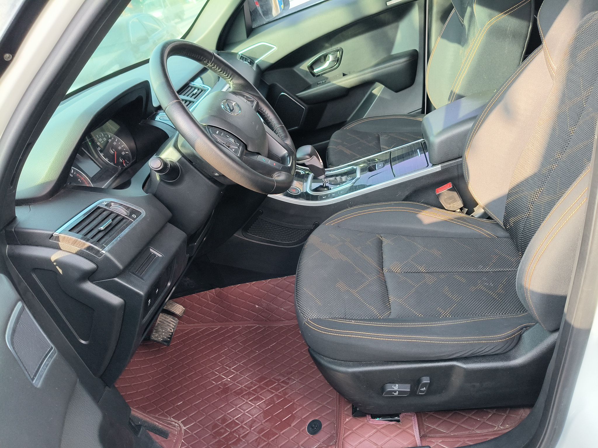 Переднее сиденье в автомобиле