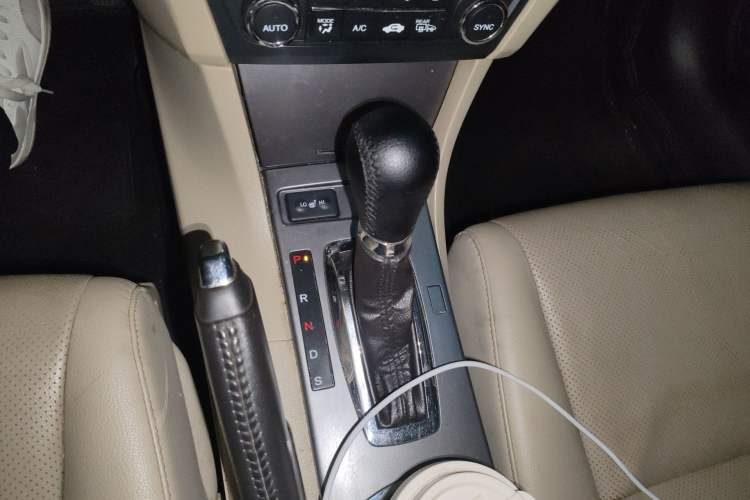 Used Acura ILX 2013 2.0L Elite Edition Gear Lever