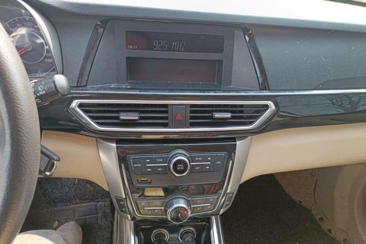 Used Zotye Domy X5 2017 Value Edition 1.6L Manual Comfort Model Audio And AC Panel