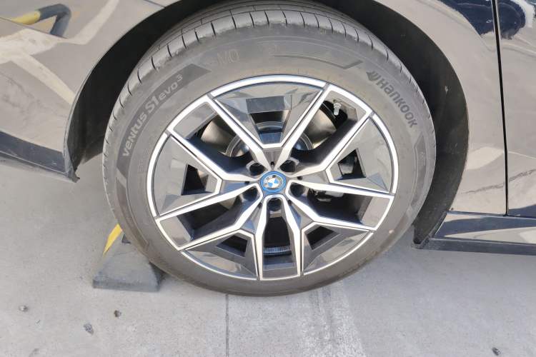 Used BMW i5 2025 eDrive 35L M Sport Package Right Rear Wheel Hub