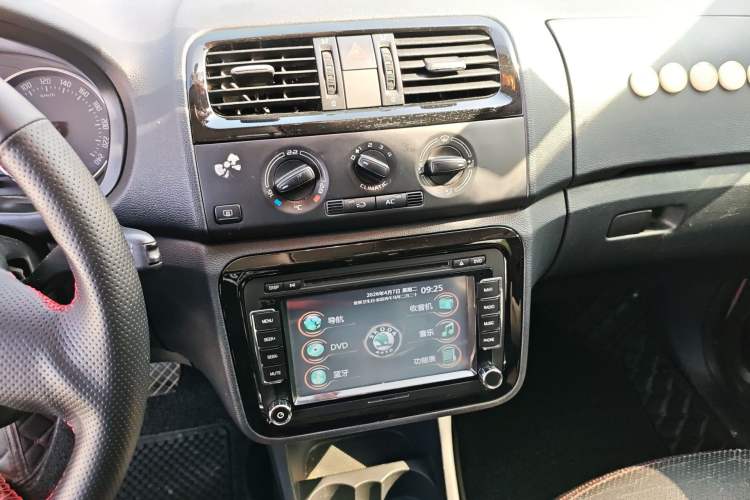 Used Skoda Fabia 2012 1.6L Automatic Cool Black Edition Audio And AC Panel