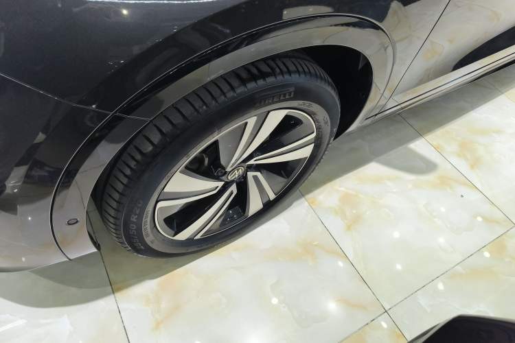 Used Volkswagen Tavendor 2024 380TSI All-Wheel-Drive R-Line Cruise Premium Edition Exterior 4