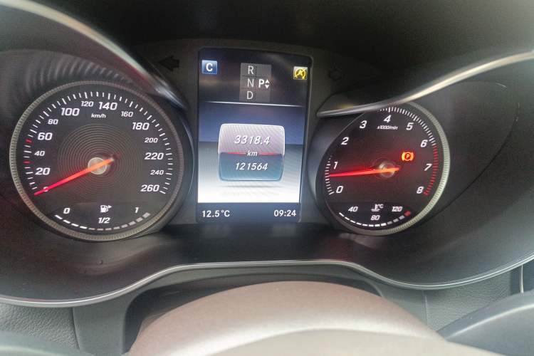 Used Mercedes-Benz GLC 2017 GLC 260 4MATIC Luxury Model Odometer Close Up