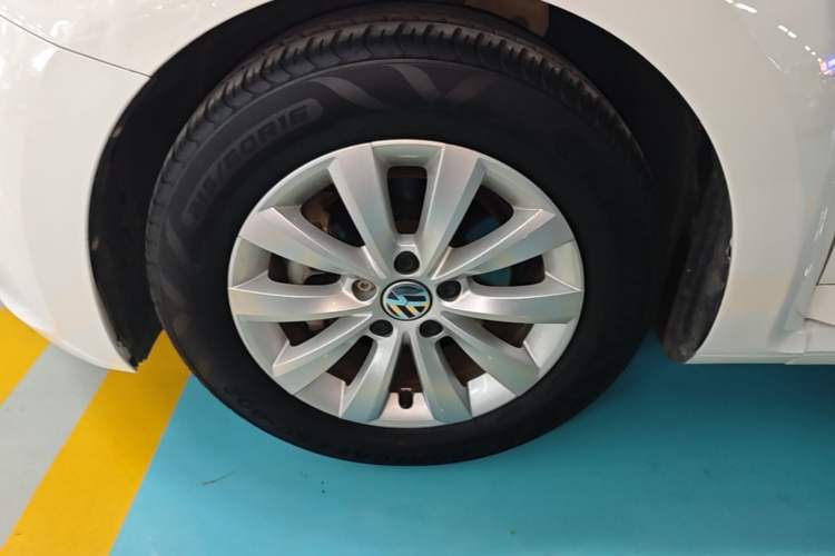 Used Volkswagen Beetle 2015 180TSI model Left Front Wheel Hub