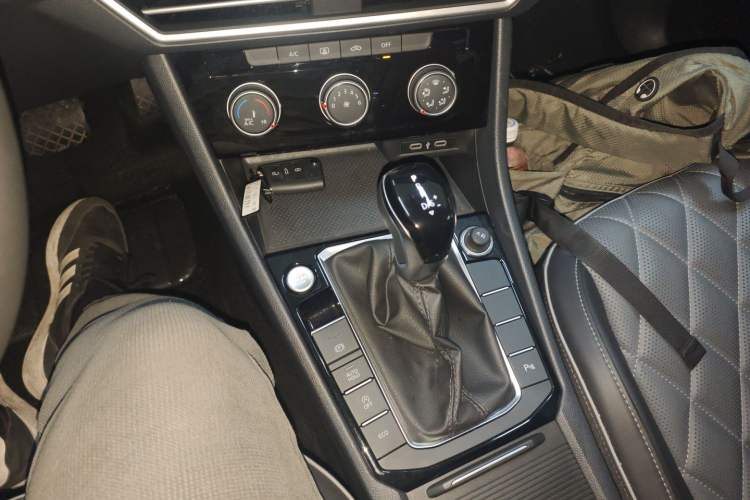 Used Volkswagen Sagitar 2023 300TSI DSG Excellence Edition Gear Lever