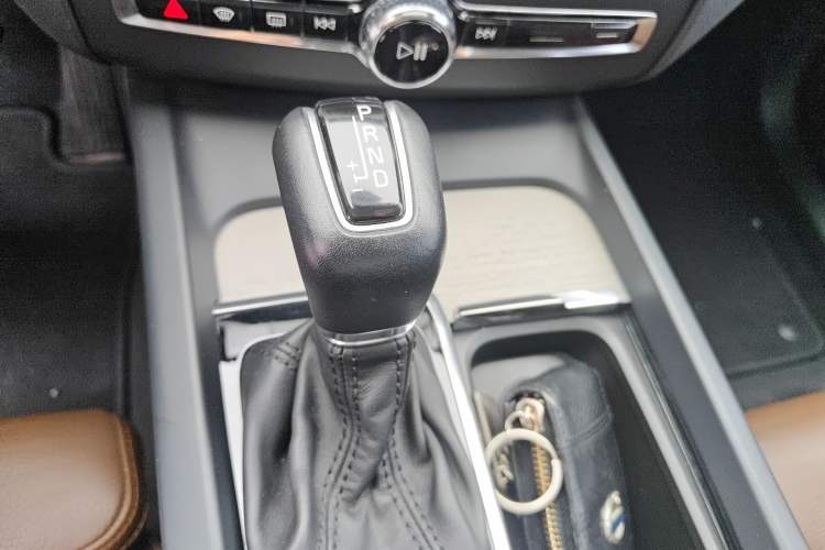 Used Volvo XC60 2020 T5 4x4 Smart Luxury Edition Gear Lever