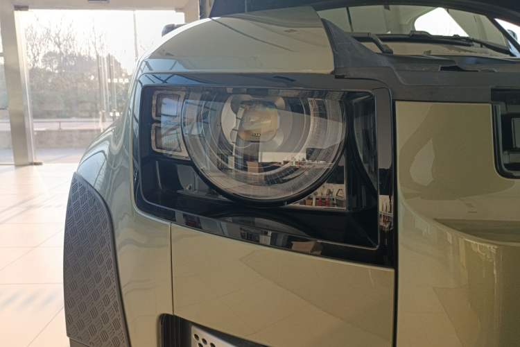 Used Land Rover Defender 2024 110 3.0T P400 Dark Edition Right Front Headlight