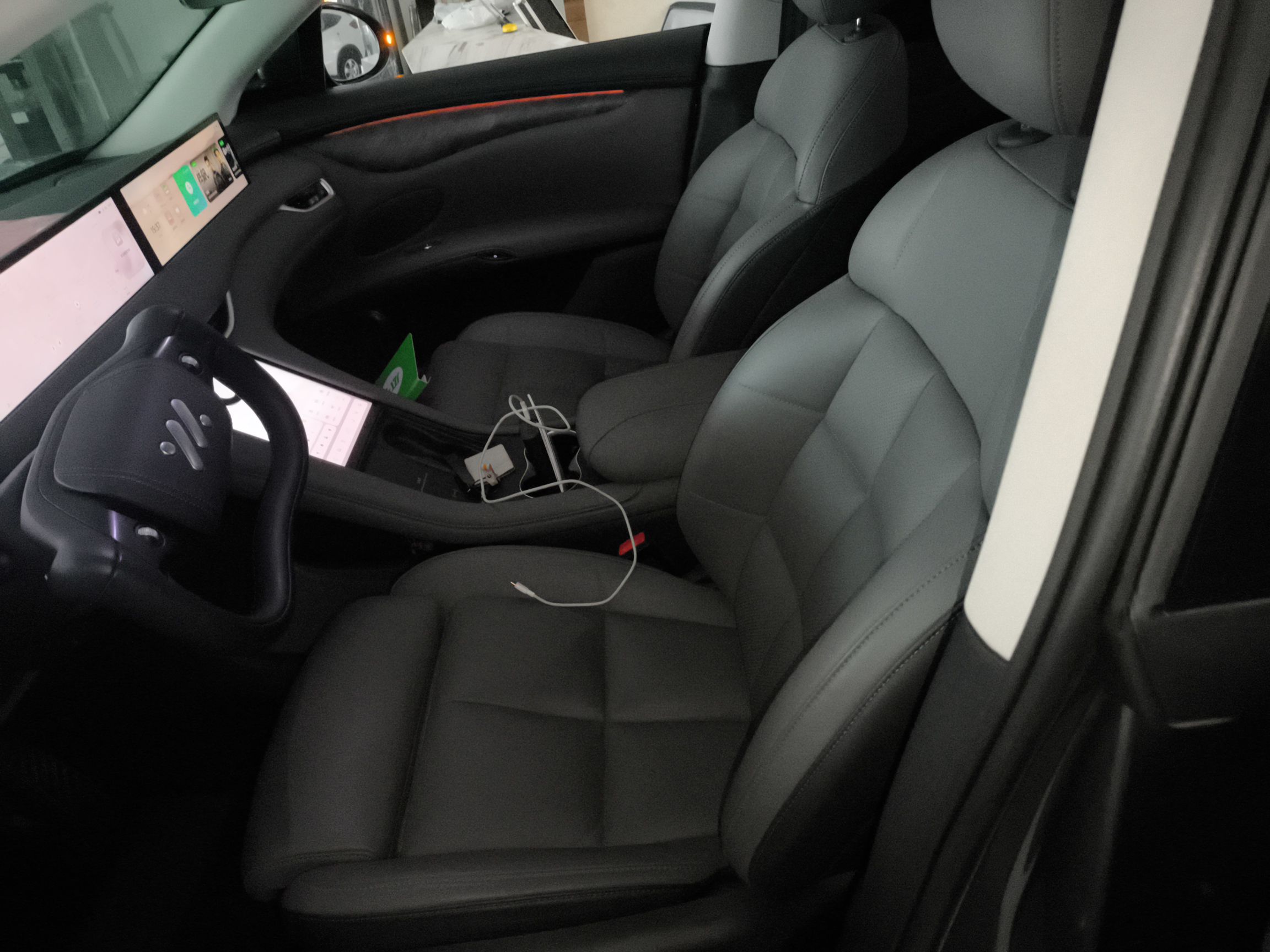 المقاعد الأمامية داخل السيارة