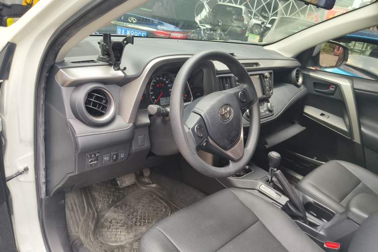 Used Toyota RAV4 2019 2.0L CVT Two-Wheel Drive Luxury Version China VI Standard
